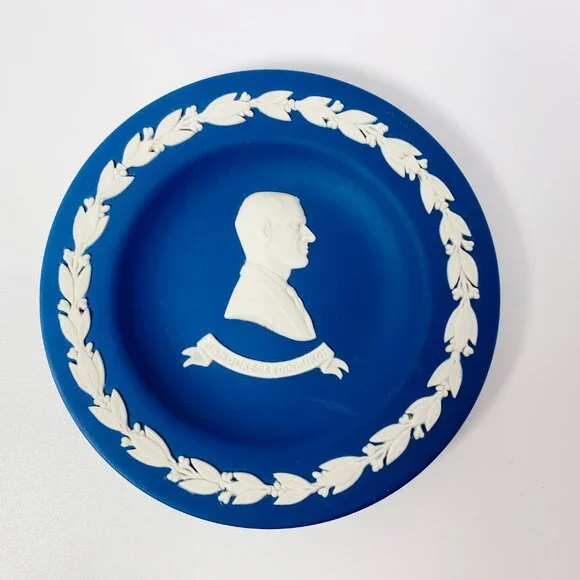 Set of 2  DkBlue Wedgwood Queen Elizabeth & Duke Edinburgh Silver Jubilee Plates - Picture 3 of 4